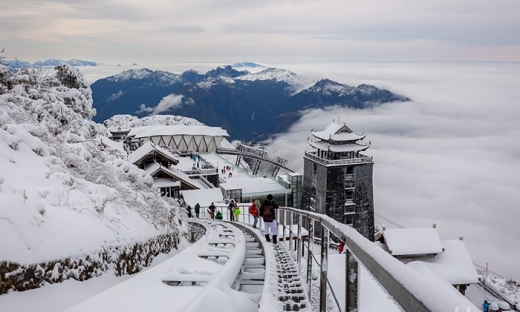 Du khảo: Ngắm đỉnh Fansipan huyền ảo trong tuyết trắng