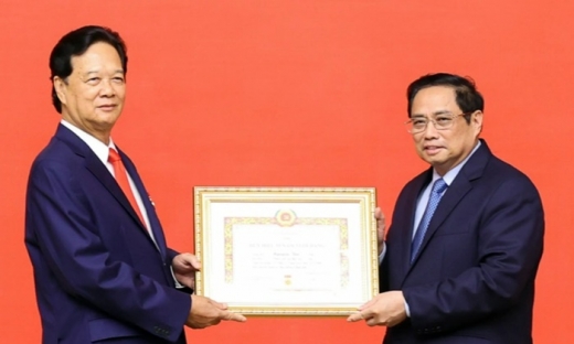 Nguyên Thủ tướng Nguyễn Tấn Dũng nhận Huy hiệu 55 tuổi Đảng