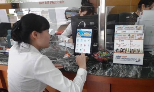 Ngân hàng Việt đầu tiên dùng máy tính bảng giới thiệu sản phẩm tới khách hàng