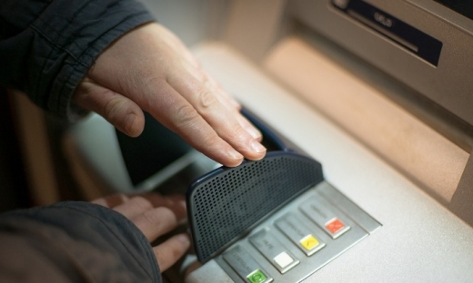 Chống mất tiền khi giao dịch tại máy ATM: Công an Long An bày cách bảo mật mã pin