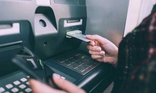 NHNN yêu cầu ưu tiên xử lý các trường hợp ATM 'nuốt' thẻ của khách hàng dịp Tết