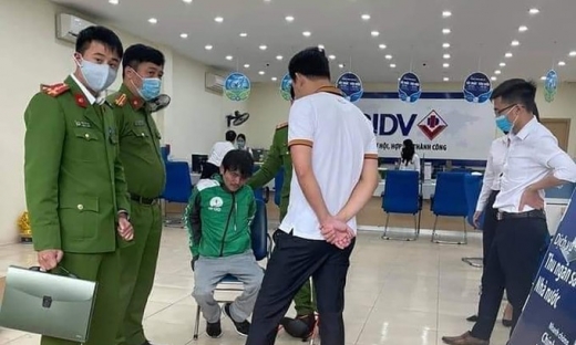 Hà Nội: Mặc đồng phục Grab, cầm vật nghi súng, mìn tự chế cướp ngân hàng BIDV