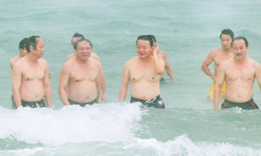 Hậu công bố biển sạch, Bộ trưởng Trần Hồng Hà 'tắm biển dưới mưa'