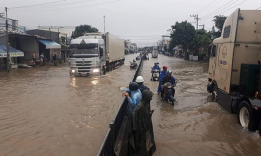 Nha Trang chìm trong biển nước, Quốc lộ 1 và đường sắt tắc nghẽn