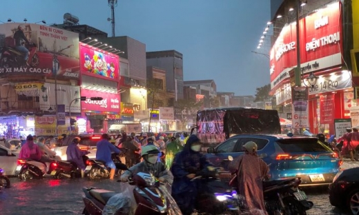 Đường phố Đà Nẵng biến thành sông, người dân khổ sở trở về nhà sau giờ tan ca