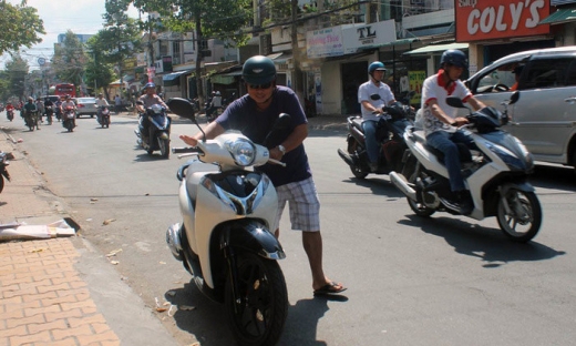 Vụ xe máy Honda dùng smartkey bị chết máy: Vì sao Honda Việt Nam vẫn im lặng?