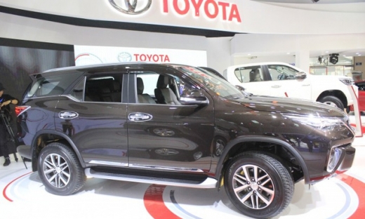 Toyota nhập ô tô không tham gia giao thông, Hải quan bối rối!