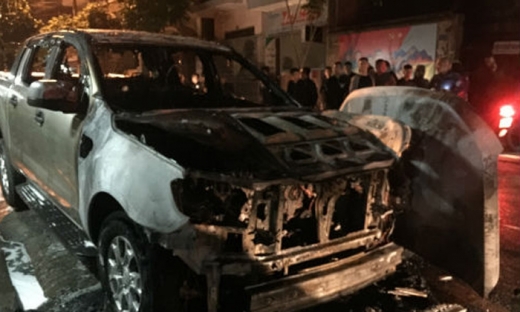 Video: Xe Ford Ranger cháy trơ khung sau tiếng nổ lớn