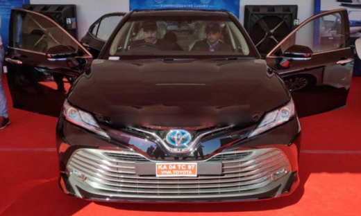 Toyota Camry Hybrid 2019 sắp ra mắt thay đổi những gì?