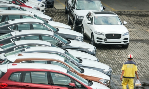 Số lượng ô tô nhập khẩu 'lao dốc', giá xe được dự báo giảm mạnh