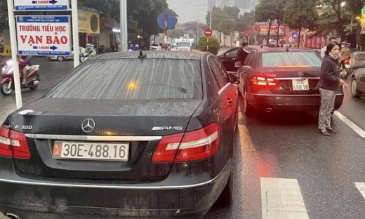 Vụ 2 xe Mercedes dùng chung biển số ở Hà Nội: Một chủ xe không xuất trình được giấy tờ