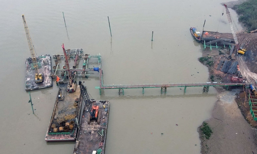 Cận cảnh công trường xây cầu 1.500 tỷ đồng nối Bắc Giang - Hải Dương