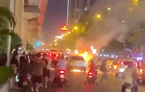 Đang chạy trên phố Hà Nội, Hyundai Santa Fe bất ngờ bốc cháy dữ dội