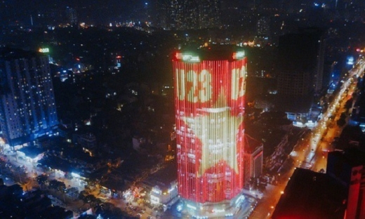 Hà Nội: tòa cao ốc rực sáng quốc kỳ và dòng chữ U23 Việt Nam