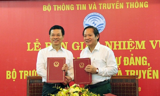 Ông Trương Minh Tuấn và ông Nguyễn Mạnh Hùng chính thức bàn giao nhiệm vụ Bộ trưởng Bộ TT&TT