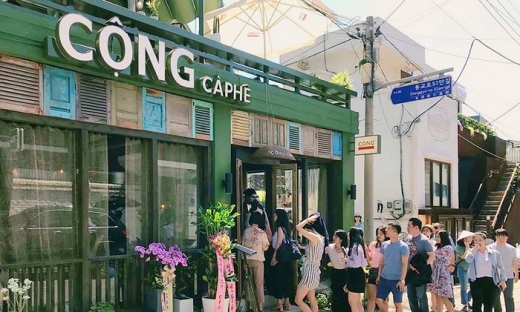 Giới trẻ Hàn Quốc ‘rồng rắn’ thưởng thức cà phê Cộng