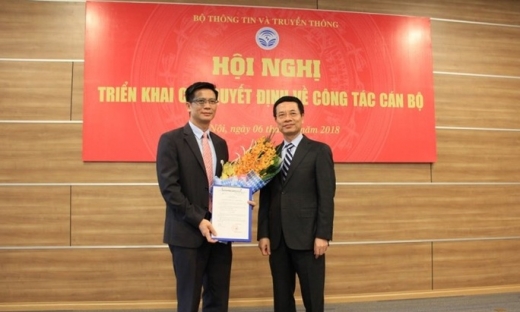 Quyền Bộ trưởng Bộ TT&TT Nguyễn Mạnh Hùng trao quyết định bổ nhiệm nhân sự mới