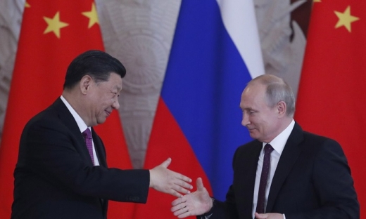 Trung Quốc và Nga bắt tay nhau để giảm sự phụ thuộc vào đồng tiền Mỹ