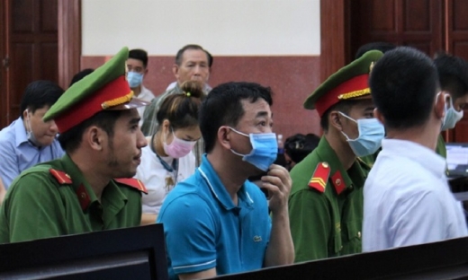 Cựu Chủ tịch VN Pharma Nguyễn Minh Hùng ra toà với khẩu trang chống dịch