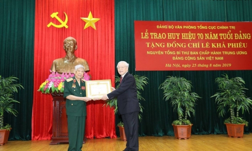 Tổng Bí thư, Chủ tịch nước trao tặng Huy hiệu 70 năm tuổi Đảng cho ông Lê Khả Phiêu