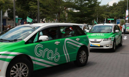 Taxi công nghệ được lựa chọn 'đeo mào' hoặc dán chữ phản quang lên kính