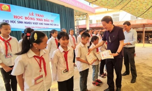Tạp chí Nhà Đầu tư cùng trao 100 suất học bổng cho học sinh nghèo ở Sơn La