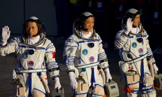 Trung Quốc lần đầu tiên đưa thành công phi hành gia lên trạm vũ trụ Thiên Cung