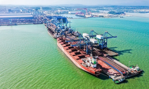 Lượng hàng hóa nửa đầu năm qua cảng Hòa Phát Dung Quất đạt trên 12,7 triệu tấn, tăng 4%