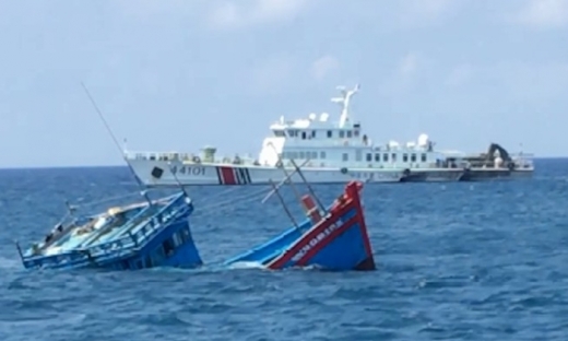 Hà Tĩnh: Chìm tàu gần cảng Sơn Dương, 2 người nguy kịch, 10 người mất tích