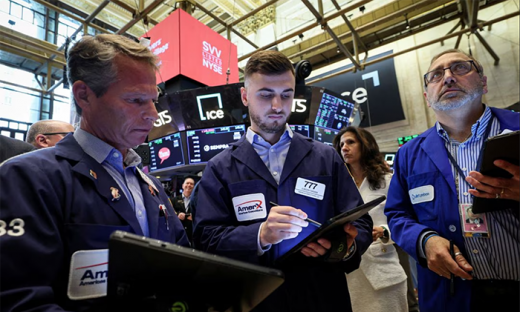 Phố Wall 'lỗ' nặng, Dow Jones giảm 300 điểm trước dữ liệu việc làm mới
