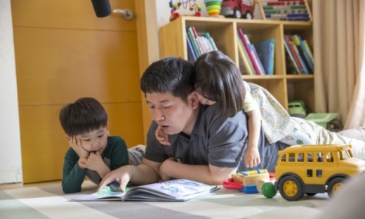 Ngày càng nhiều nam giới Hàn Quốc từ bỏ làm 'trụ cột kinh tế' để ở nhà chăm con