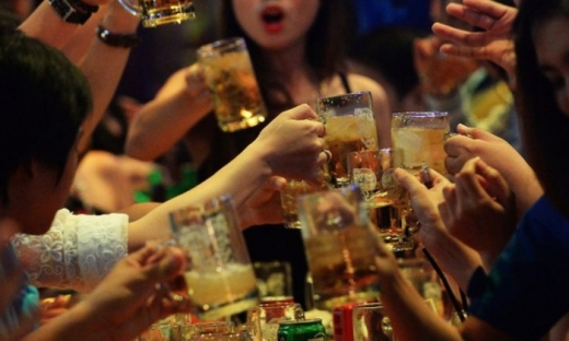 Bloomberg: Sau Nghị định 100, doanh số ngành bia Việt Nam giảm ít nhất 25%