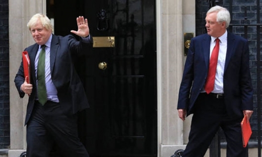 Bất đồng với bà Theresa May, hai quan chức Anh đột ngột xin từ chức