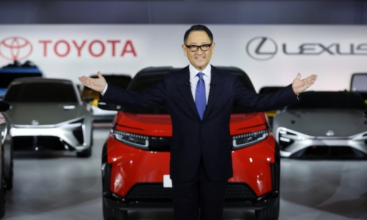 Chủ tịch Akio Toyoda được cổ đông ‘níu chân’, cổ phiếu Toyota nhảy vọt