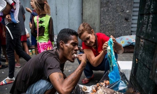 Venezuela: Từ một cường quốc kinh tế tới cảnh...người dân bới rác tìm đồ ăn