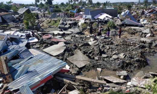 1.200 người thiệt mạng vì động đất/sóng thần, Indonesia chôn cất tập thể các nạn nhân