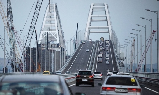 Mặc Ukraine ‘hù dọa’, xe tấp nập chạy qua cầu nối Crimea với lục địa Nga