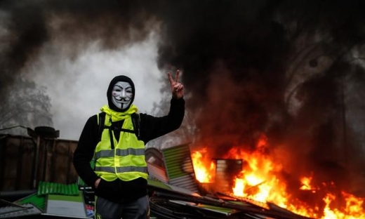 Pháp triển khai 89.000 cảnh sát, 12 xe bọc thép đối phó bạo động 'Áo vàng'