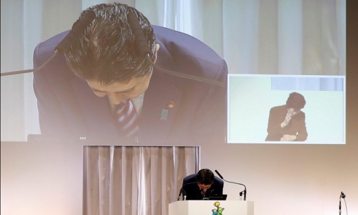 Thủ tướng Nhật cúi đầu xin lỗi vì 'làm lung lay niềm tin của người dân vào chính quyền'