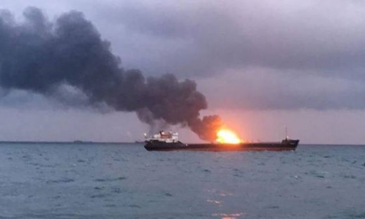 Hai tàu bất ngờ bốc cháy ngoài khơi Crimea, 11 người thiệt mạng