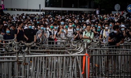 Hong Kong hoãn thảo luận dự luật dẫn độ trước sức ép biểu tình