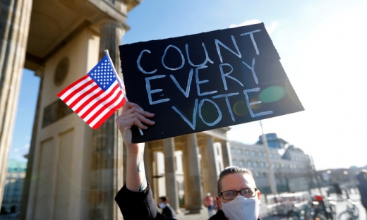 Bầu cử Mỹ: Nghi án người chết vẫn bỏ phiếu, hàng trăm vali phiếu bầu bị bỏ quên