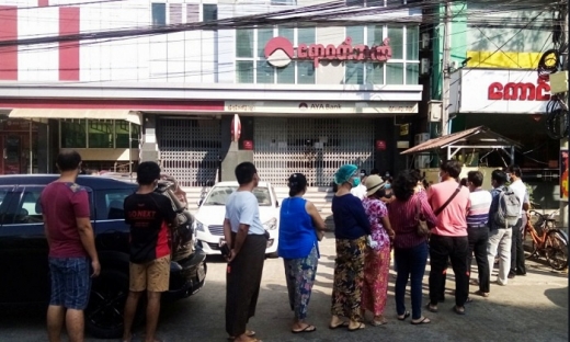 Myanmar: Người dân ồ ạt rút tiền, ngân hàng đóng cửa hàng loạt