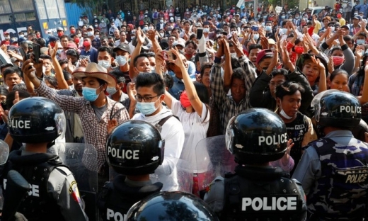 Thế giới tuần qua: 600 cảnh sát Myanmar tham gia biểu tình, Trung Quốc tăng mạnh ngân sách quốc phòng