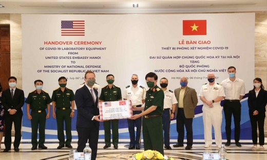 Bộ Quốc phòng Mỹ tặng Việt Nam thiết bị xét nghiệm Covid-19