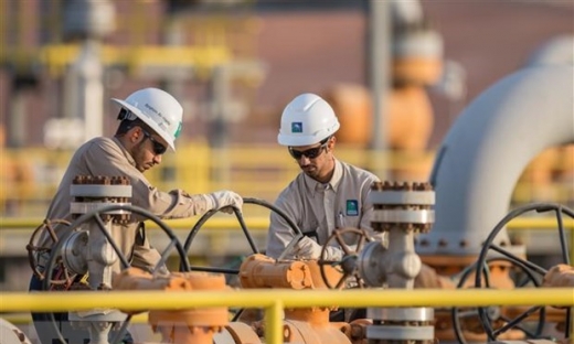 Arab Saudi bất ngờ tuyên bố giảm mạnh sản lượng, giá dầu bật tăng