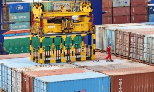 Hàng hoá Trung Quốc tràn vào Nga, container chất đống