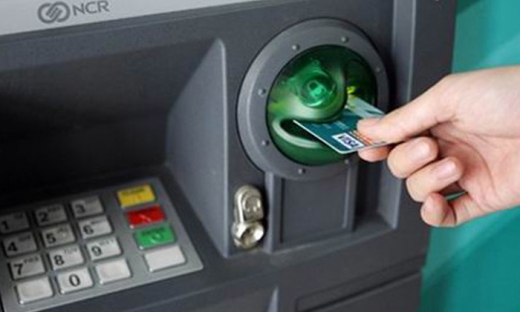Lượng người dân rút tiền mặt qua ATM giảm mạnh