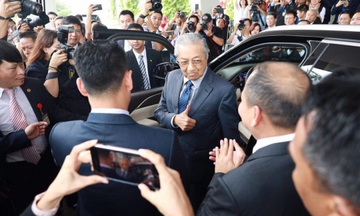 Cận cảnh: Thủ tướng Malaysia Mahathir Mohamad lái xe VinFast