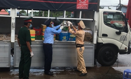 Tiền Giang: Phát hiện thuốc lá lậu được ngụy trang với hàng nông sản vận chuyển trên xe 'luồng xanh'
